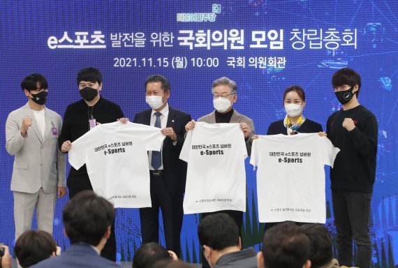 이재명 더불어민주당 대선 후보가 15일 오전 서울 여의도 국회 의원회관에서 열린 'e스포츠 발전을 위한 국회의원 모임 창립총회'에서 참석자들과 기념티셔츠를 들고 포즈를 취하고 있다. 2021.11.15/뉴스1 © News1 구윤성 기자