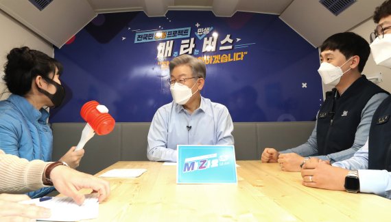 이재명 더불어민주당 대선 후보가 '매타버스'(매주 타는 민생버스) 행보 사흘째인 14일 오후 경남 사천시 한국항공우주산업(KAI)을 방문, 매타버스에 설치된 간이 스튜디오에서 2030 연구원들과 'MㅏZㅏ요(마자요) 토크'를 하고 있다. 2021.11.14/뉴스1 © News1 오대일 기자