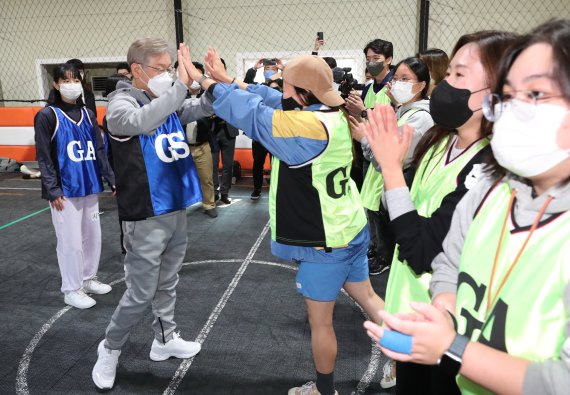 이재명 더불어민주당 대선 후보가 31일 오전 경기도 고양시 덕양구 상암농구장에서 2030 여성 생활체육 동호인들과 넷볼(netball)경기를 체험한 후 참가자들과 인사를 나누고 있다. 2021.10.31/뉴스1 © News1 국회사진취재단