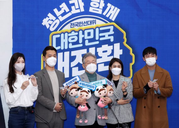 이재명 더불어민주당 대선 후보가 22일 오전 국회에서 열린 더불어민주당 제1차 '전국민 대전환' 선거대책위원회의에서 취준생, 워킹맘, 신혼부부, 청년창업자의 걱정인형을 받아 들고 있다. 2021.11.22/뉴스1 © News1 구윤성 기자