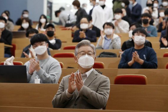 이재명 더불어민주당 대선 후보가 5일 오후 대구 북구 경북대학교 인문학 진흥관에서 열린 제20회 대선 후보 초청 강연회 '청년이 묻고 이재명이 답하다-경북대 학생들과의 대화'에 참석해 박수를 치고 있다. 2021.11.5/뉴스1 © News1 공정식 기자