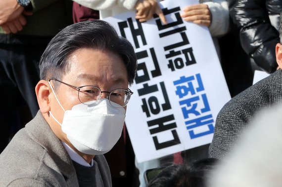 이재명, '간병 살인' 변호인에 이메일.. "가난이 죽음으로 이어지지 않도록"