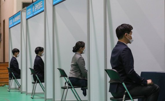 [서울=뉴시스] 권창회 기자 = 지난달 26일 오후 서울 성동구 덕수고등학교에서 열린 '덕수고 동문기업 취업박람회'에서 학생들이 면접을 보고 있다. 2021.10.26. kch0523@newsis.com