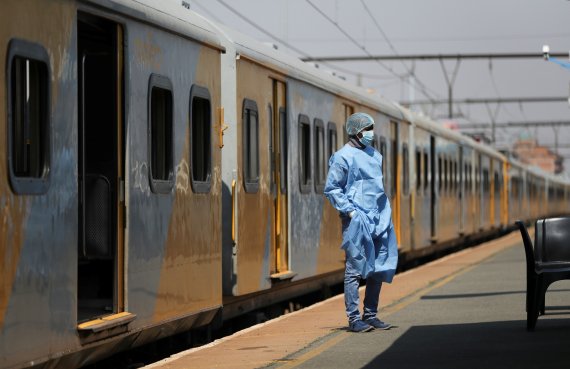 지난 8월27일(현지시간) 남아프리카공화국 이스트랜드 지역에 신종 코로나 바이러스 감염증(코로나19) 백신 접종을 위해 예방접종센터로 개조된 열차 앞에 의료진이 서있다. © 로이터=뉴스1 © News1 윤지원 기자