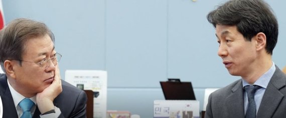 청와대 국정상황실장 시절 문재인 대통령과 이야기하고 있는 윤건영 더불어민주당 의원. 페이스북 갈무리, 뉴스1