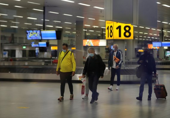 네덜란드 암스테르담의 시폴공항에 내린 여행객들이 27일(현지시간) 짐을 찾아 입국장으로 걸어가고 있다. 네덜란드 보건당국은 남아프리카공화국에서 전날 도착한 항공기 2대에 탑승한 여객 600명 가운데 61명에게서 코로나19 바이러스가 검출됐다고 밝혔다. 로이터뉴스1