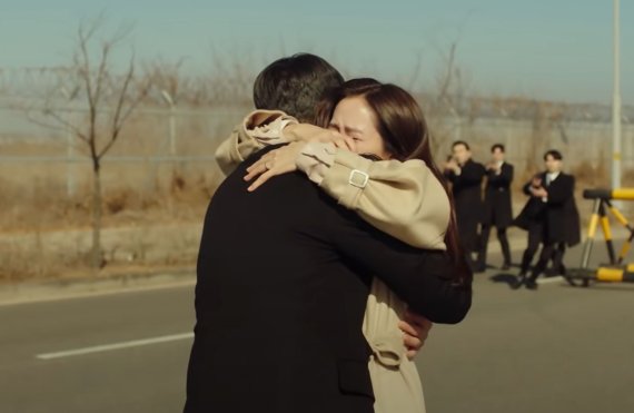 군사분계선에서 만난 리정혁과 윤세리. (사진='사랑의 불시착' 캡처) © 뉴스1