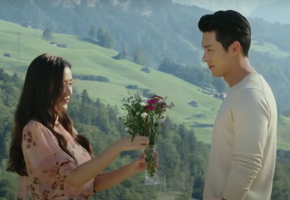 서로를 잊지 못하는 리정혁(오른쪽)과 윤세리는 멀리 스위스에서 재회한다. (사진='사랑의 불시착' 캡처) © 뉴스1