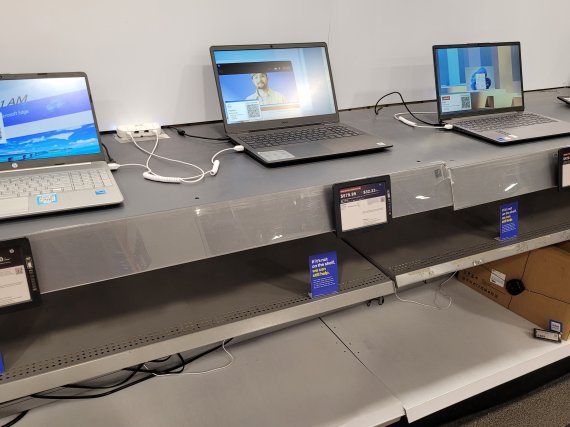 [워싱턴=뉴시스]김난영 특파원=블랙 프라이데이를 맞은 26일(현지시간) 전자제품 매장 노트북 코너 선반이 비어 있는 모습. 2021.11.26. imzero@newsis.com *재판매 및 DB 금지