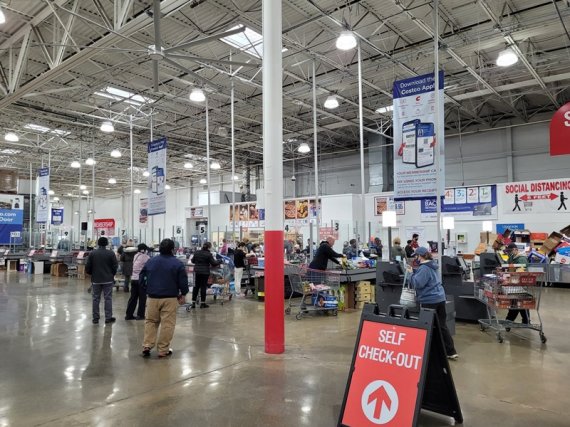 [워싱턴=뉴시스]김난영 특파원=블랙 프라이데이를 맞은 26일(현지시간) 버지니아 스프링필드 소재 코스트코 매장 계산대 모습. 2021.11.26. imzero@newsis.com *재판매 및 DB 금지