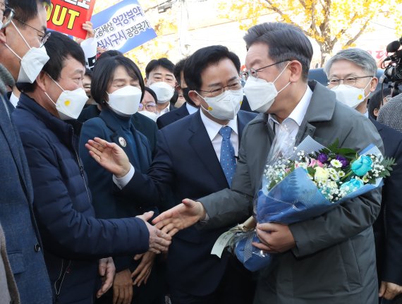 광주 간 이재명 "전두환 '씨'자도 아까워.. 여러분이 저 대통령 만들어달라" [현장]