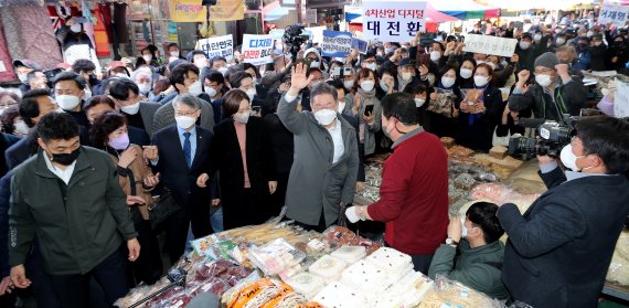 광주 간 이재명 "전두환 '씨'자도 아까워.. 여러분이 저 대통령 만들어달라" [현장]