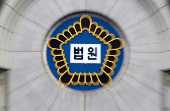 카지노서 일하며 외국인등록증 찍어 팔아넘긴 20대…징역 2년