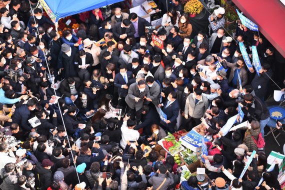 광주 간 이재명 "전두환 '씨'자도 아까워.. 여러분이 저 대통령 만들어달라" [현장]