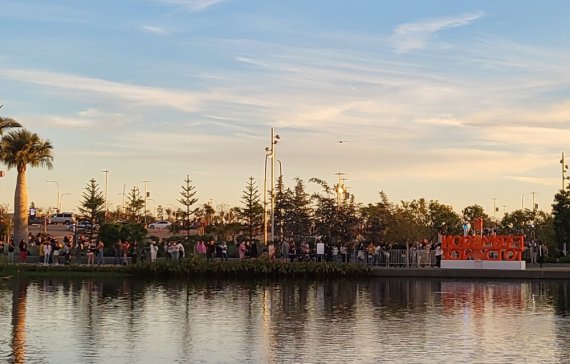 방탄소년단 '퍼미션 투 댄스' 문구와 사진을 찍기 위해 줄을 선 아미 모습들. © 뉴스1 고승아 기자