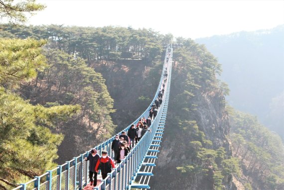 짜릿한 출렁다리에 시원한 물놀이까지..원주 간현 물놀이시설 운영