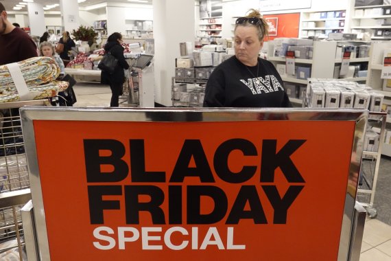 26일(현지시간) 블랙 프라이데이를 맞아 쇼핑객들이 미국 인디애나주 인디애나폴리스 소재 메이시스 백화점 안에 진열된 할인 상품들을 살펴보고 있다. AP뉴시스