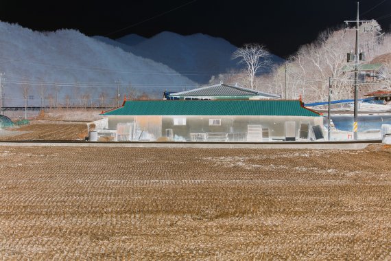 [서울=뉴시스]Mirror walk 2111-1 Pigment print 2021 ⓒ조덕현 CHO Duck Hyun