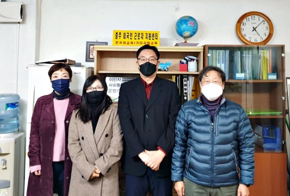 충주 외국인근로자지원센터 한국어 교육 자원봉사자들의 모습.(외국인근로자지원센터 제공)2021.11.29/© 뉴스1