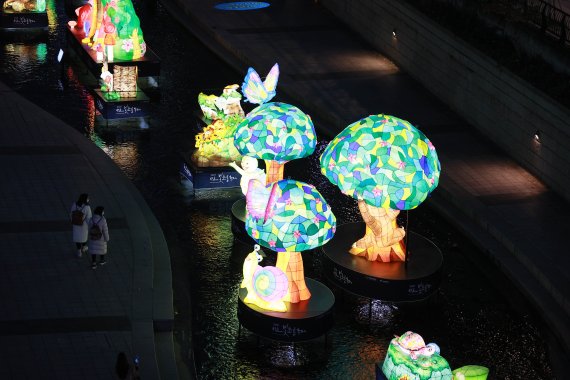 [서울=뉴시스] 홍효식 기자 = 2021 서울빛초롱축제를 하루 앞둔 지난 25일 오후 서울 중구 청계천에 형형색색의 조형물들이 빛을 밝히고 있다. 이번 축제는 26일부터 다음 달 5일까지 열흘간 청계천 일대에서 열린다. (공동취재사진) 2021.11.29. photo@newsis.com