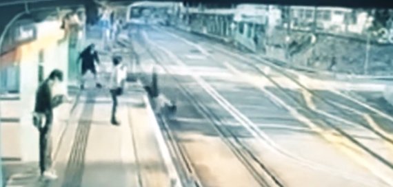 홍콩의 전철역에서 한 남성이 지나가던 여성을 선로로 밀치는 사건이 발생했다(트위터 동영상 갈무리)© 뉴스1