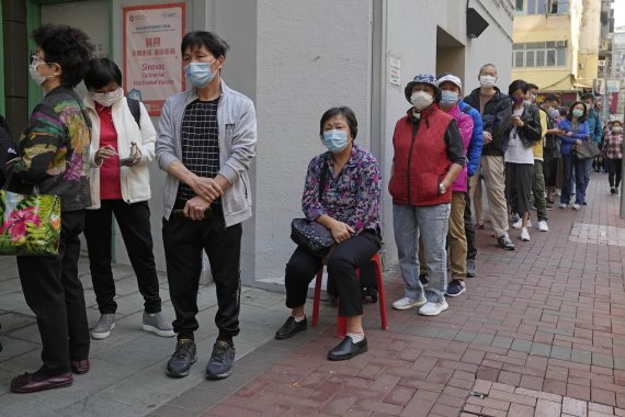 지난달 29일 홍콩 중심가에서 중국산 시노백 코로나19 백신 접종을 기다리는 시민들이 줄지어 서 있다.AP뉴시스