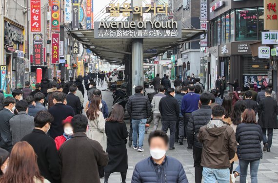 정부의 방역종합대책 발표 날인 29일 오후 서울 종로구 젊음의 거리에서 직장인들이 점심식사를 하기위해 이동하고 있다. 사진=뉴시스