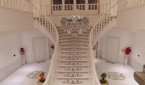 [서울=뉴시스] 인도 마디아 프라데시주에 지어진 실제 타지마할의 3분의1 크기 모사 건물 내부 계단 모습이다. (출처 : Mr. Arsalan Sameer 유튜브 영상 캡처) 2021.11.29. *재판매 및 DB 금지