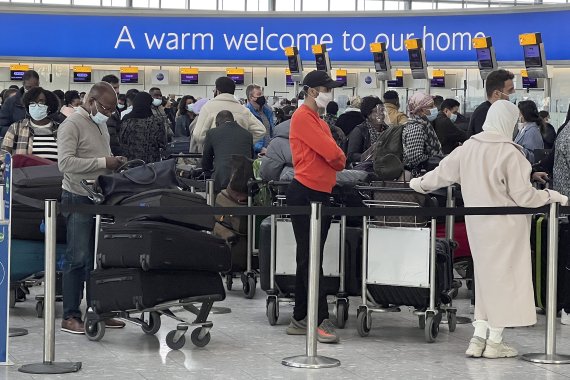 영국 런던 히스로 공항에서 승객들이 체크인을 위해 대기하고 있다.<div id='ad_body3' class='mbad_bottom' ></div> 뉴시스 제공