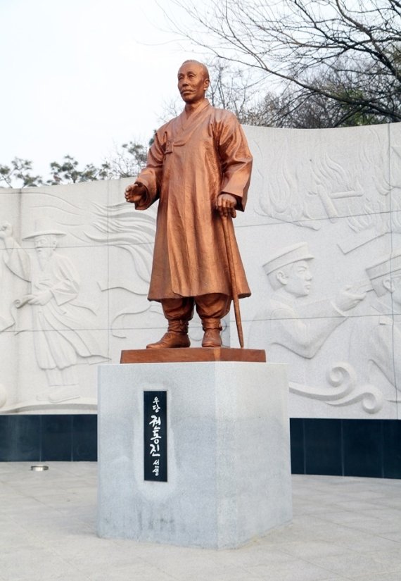 청주 삼일공원에 세워진 민족대표 33인의 한 사람인 충북 괴산출신 독립운동가 우당 권동진 선생 동상.© 뉴스1