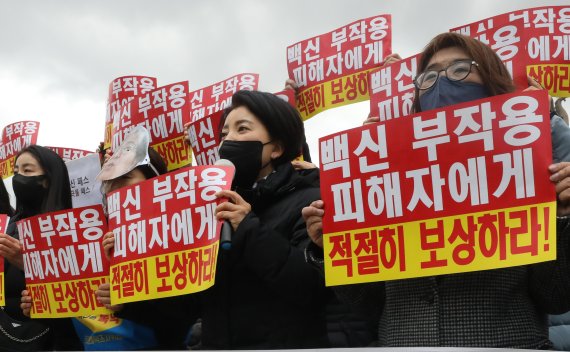 전국학부모단체연합 회원들이 지난달 30일 서울 종로구 청와대 앞 분수대광장에서 코로나19 소아·청소년 백신접종 반대 기자회견을 하고 있다. /사진=뉴스1