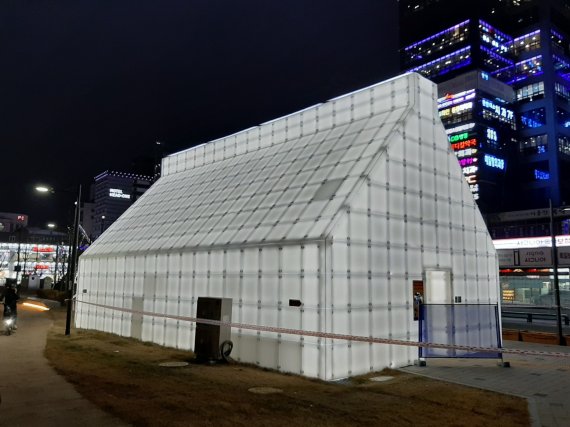 경기 의정부시 의정부역 앞 근린공원에 조성된 발광화장실. (사진=의정부시청 제공)