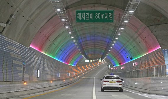 30일 충남 보령시에 위치한 보령해저터널의 모습. 보령시와 태안군을 연결하는 보령해저터널은 내달 1일 개통한다. 총연장은 6.927km이며 평균 수심은 25m, 해수면 기준 최저 80m 구간을 지난다. 2021.11.30/뉴스1 © News1 장수영 기자