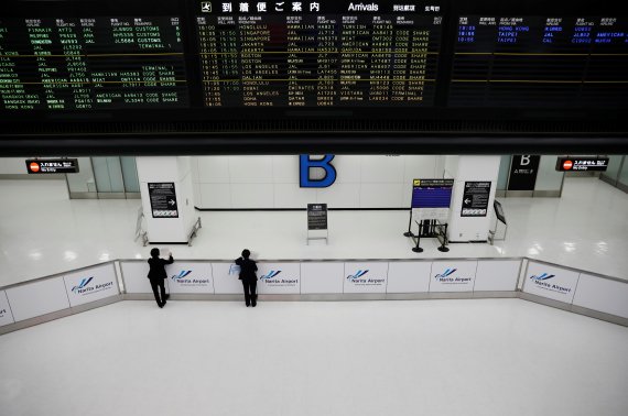 일본 도쿄의 나리타 국제 공항 입국장이 11월 30일 텅 비어 있다. 일본 정부는 이날부터 코로나19 오미크론 변이를 우려해 외국인 입국을 전면 금지했으나 같은날 발표에서 나미비아에서 입국한 30대 일본인 남성이 오미크론 변이에 이미 감염됐다고 밝혔다. 로이터 뉴스1