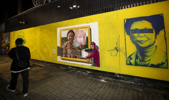[뉴시스Pic] '쥴리 벽화' 자리에 김부선·은수미 등 이재명 겨냥 벽화 등장