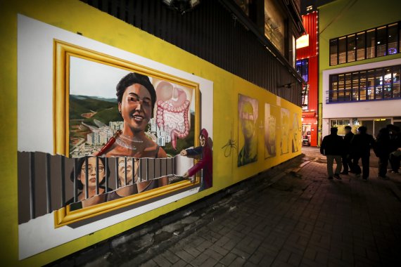 [뉴시스Pic] '쥴리 벽화' 자리에 김부선·은수미 등 이재명 겨냥 벽화 등장