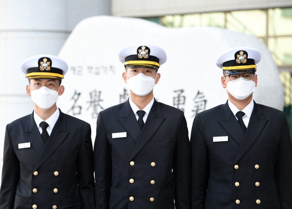 1일 해군·해병대 학사사관 제131기로 임관하는 김지훈·이규빈·정성학 중위(왼쪽부터),.이들은 각각 외무고시 및 행정고시 합격자로서 외교부와 국무조정실, 국방부에서 근무하다 해군에 입대했다. 사진=해군 제공
