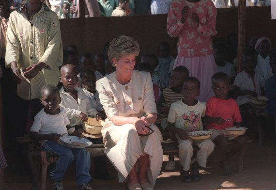 짐바브웨 남동부의 네마주바 초등학교에서 아이들 사이에 앉아 있는 다이애나비. /로이터 뉴스1
