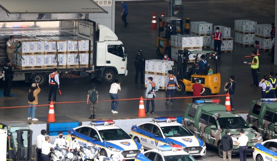 코로나19 화이자 백신 159만9000회분이 25일 인천국제공항 화물터미널에 도착해 백신 수송 관계자들이 수송 트럭에 백신을 싣고 있다. 2021.08.25. 사진=뉴시스