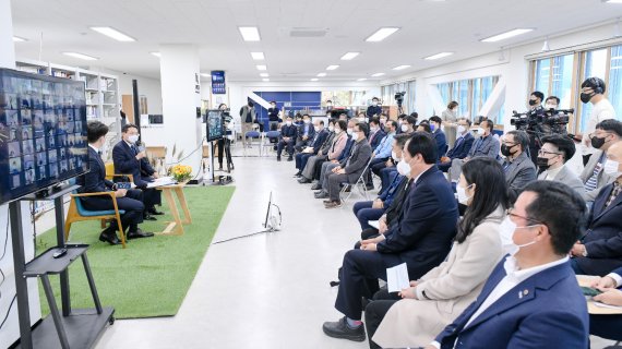 권오봉 여수시장이 현암도서관에서는 '여수, 새로운 100년을 열다'를 주제로 시민들과 이야기를 하고 있다.사진=여수시 제공