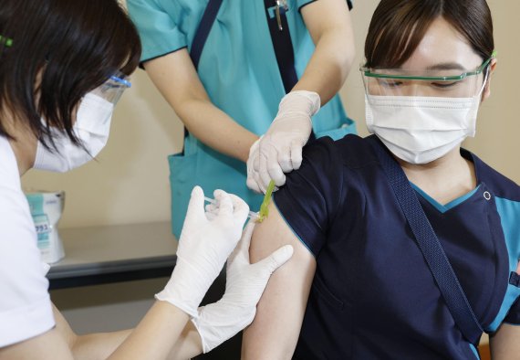1일 일본 도쿄도 하치오지시에 있는 도쿄의대병원에서 한 의료진이 화이자의 코로나 19 백신 3차 접종을 하고 있다. AP뉴시스