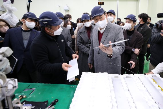 [청주=뉴시스] 전신 기자 = 윤석열 국민의힘 대선 후보가 30일 충북 청주 청원구에 위치한 2차전지 우수 강소기업 클레버를 방문해 정종홍 대표로부터 2차전지 관련 설명을 듣고 있다. 2021.11.30. photo1006@newsis.com