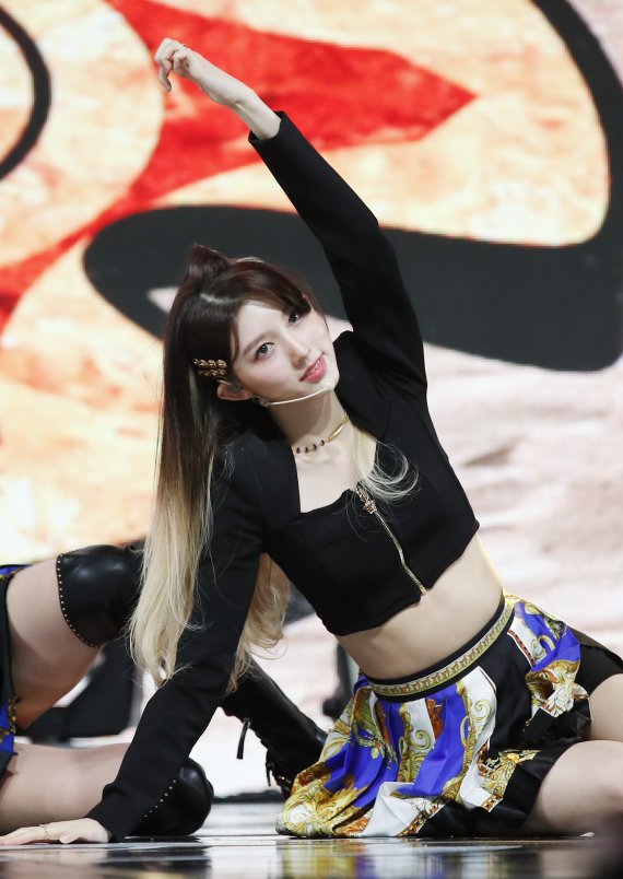 그룹 아이브(IVE) 가을이 1일 오후 서울 광진구 예스24 라이브홀에서 열린 첫 번째 싱글앨범 '일레븐(ELEVEN)' 데뷔 쇼케이스에 참석해 신곡을 선보이고 있다. 2021.12.1/뉴스1 © News1 권현진 기자