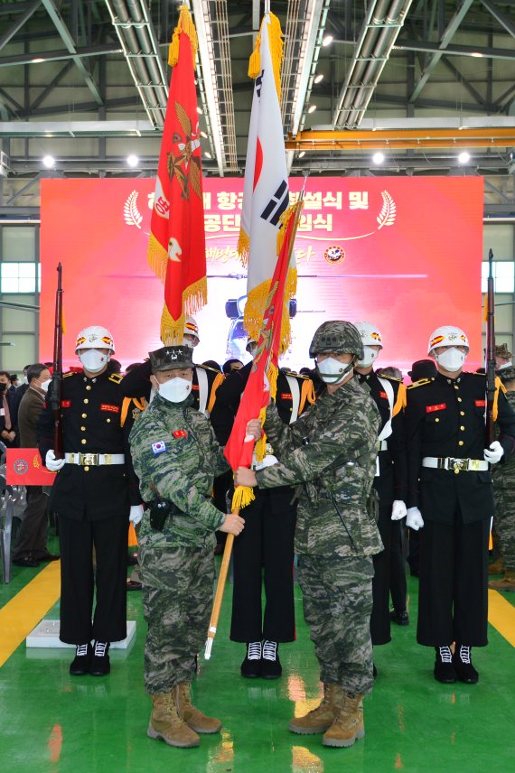 김태성 해병대사령관이 1일 경북 포항시 남구 해병대 항공단 기지에서 열린 해병 항공단 창설식에서 지은구 초대 항공단장에게 부대기를 전달하고 있다. 2021.12.1/뉴스1 © News1 최창호 기자