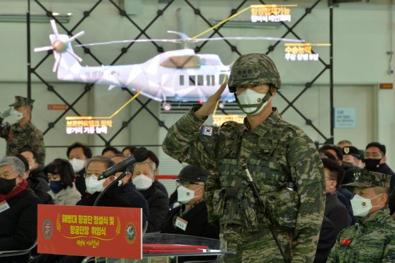 지은구 해병대 항공단 초대 항공단장이 1일 경북 포항시 남구 해병대 항공단 기지에서 열린 해병 항공단 창설식에서 경례하고 있다. 2021.12.1/뉴스1 © News1 최창호 기자