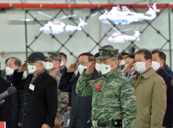 김태성 해병대사령관이 1일 경북 포항시 남구 해병대 항공단 기지에서 열린 병 항공단 창설식에서 해병대 항공단 원로와 내빈들과 함께 국민의례를 하고 있다. 2021.12.1/뉴스1 © News1 최창호 기자