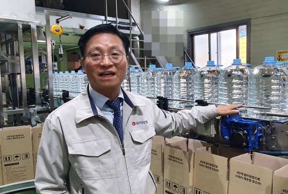 지난 11월16일 전북 익산에 있는 아톤산업 생산공장에서 만난 김기원 대표가 요소수 생산 공정에 대해 설명하고 있다.