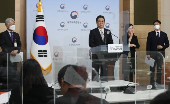 [서울=뉴시스] 김명원 기자 = 황희 문화체육관광부 장관이 1일 오전 서울 종로구 정부서울청사 별관에서 새로운 정부광고 지표 마련 브리핑을 하고 있다. 이날 문화체육관광부는 정부 광고 집행을 위한 새로운 복수지표인 핵심·기본지표를 확정 발표했다. 한편 포털 제휴 여부는 지표에서 제외했다. 또, 개선지표 적용시기는 인쇄매체는 2022년부터, 방송 등 기타 매체는 2023년부터 정부광고통합지원시스템(GOAD)을 개편해, 정부 기관 등 광고주가 활용할 수 있도록 지원한다고 밝혔다. 2021.12.01. kmx1105@newsis.com