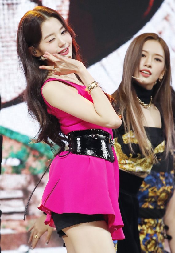 그룹 아이브(IVE) 장원영이 1일 오후 서울 광진구 예스24 라이브홀에서 열린 첫 번째 싱글앨범 '일레븐(ELEVEN)' 데뷔 쇼케이스에 참석해 신곡을 선보이며 치명적인 윙크를 하고 있다. © News1 권현진 기자