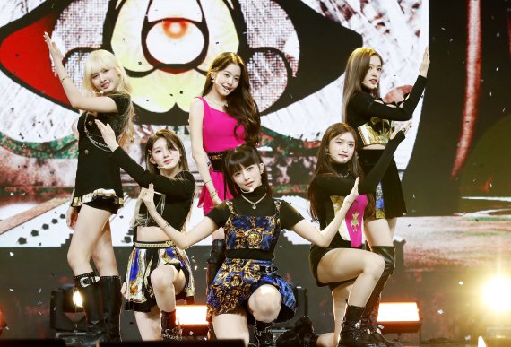 그룹 아이브(IVE) 리즈 레이, 장원영, 안유진, 가을, 이서가 1일 오후 서울 광진구 예스24 라이브홀에서 열린 첫 번째 싱글앨범 '일레븐(ELEVEN)' 데뷔 쇼케이스에 참석해 신곡을 선보이고 있다. © News1 권현진 기자